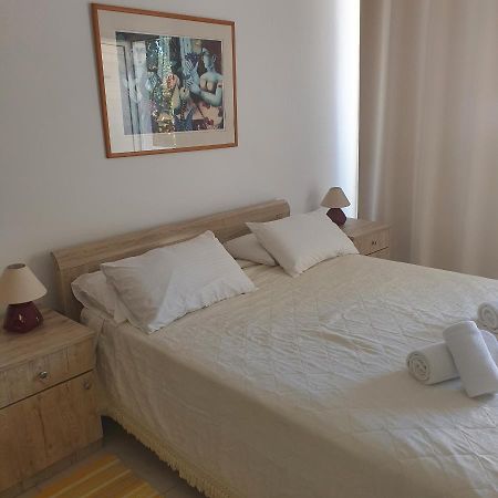 Emilia 10 Studio Polis Bagian luar foto